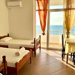 Redi's Seaview Appartement *