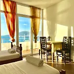 Redi's Seaview Appartement *