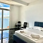 Redi's Seaview Appartement *