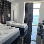 Redi's Seaview Appartement *