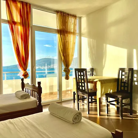 Redi's Seaview Apartment *