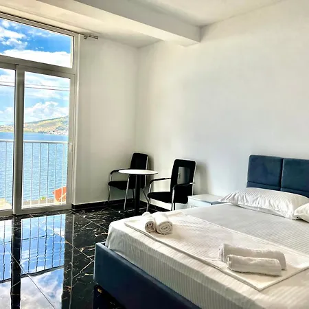 Redi's Seaview Apartment *