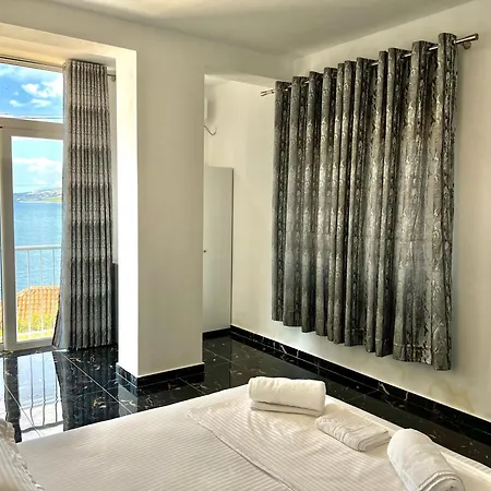 Redi's Seaview * ساراندا