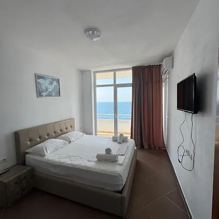 Redi's Seaview Apartament *