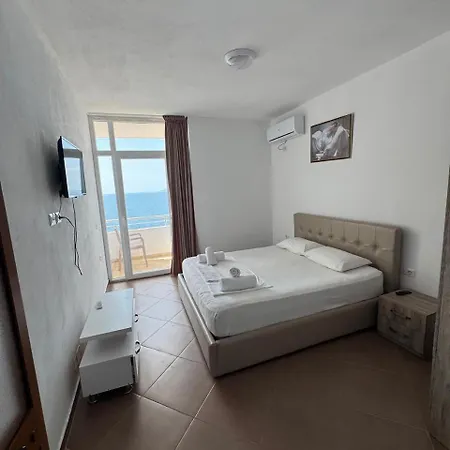 Redi's Seaview Apartament *