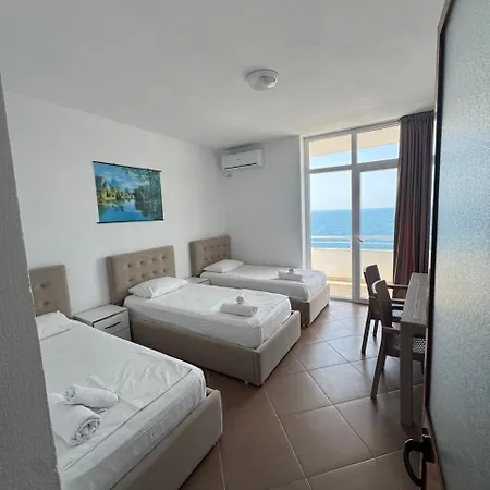 Redi's Seaview Apartment